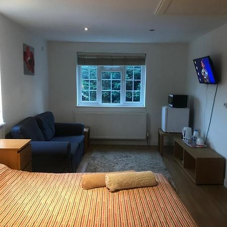 Large Private Room With En-Suite In The House For Professionals Staines-upon-Thames Zewnętrze zdjęcie