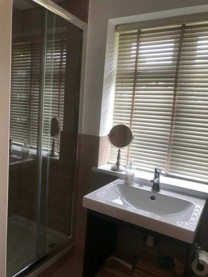 Large Private Room With En-Suite In The House For Professionals Staines-upon-Thames Zewnętrze zdjęcie