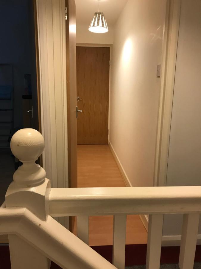 Large Private Room With En-Suite In The House For Professionals Staines-upon-Thames Zewnętrze zdjęcie