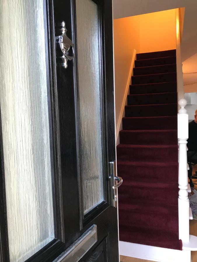 Large Private Room With En-Suite In The House For Professionals Staines-upon-Thames Zewnętrze zdjęcie