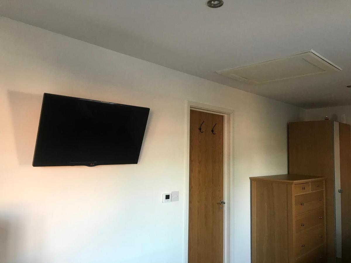 Large Private Room With En-Suite In The House For Professionals Staines-upon-Thames Zewnętrze zdjęcie