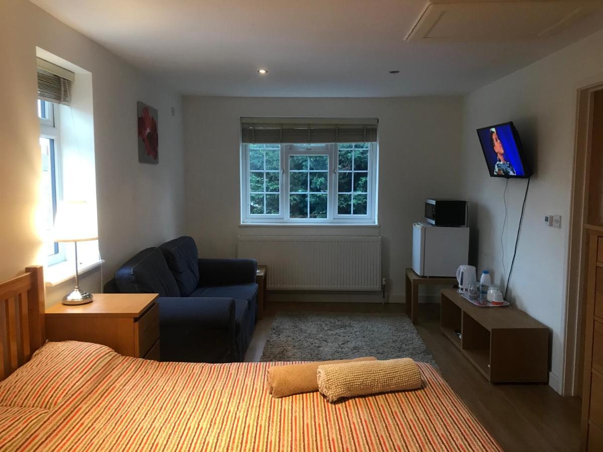 Large Private Room With En-Suite In The House For Professionals Staines-upon-Thames Zewnętrze zdjęcie