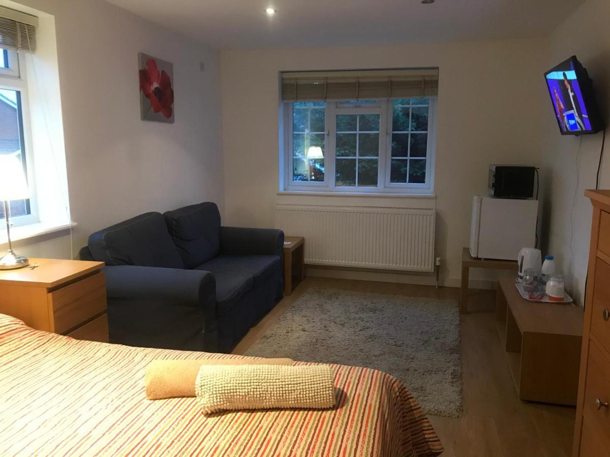 Large Private Room With En-Suite In The House For Professionals Staines-upon-Thames Zewnętrze zdjęcie
