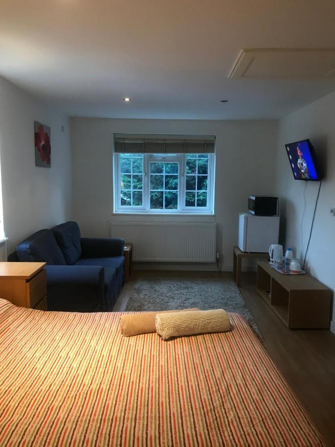 Large Private Room With En-Suite In The House For Professionals Staines-upon-Thames Zewnętrze zdjęcie