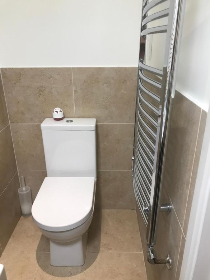Large Private Room With En-Suite In The House For Professionals Staines-upon-Thames Zewnętrze zdjęcie
