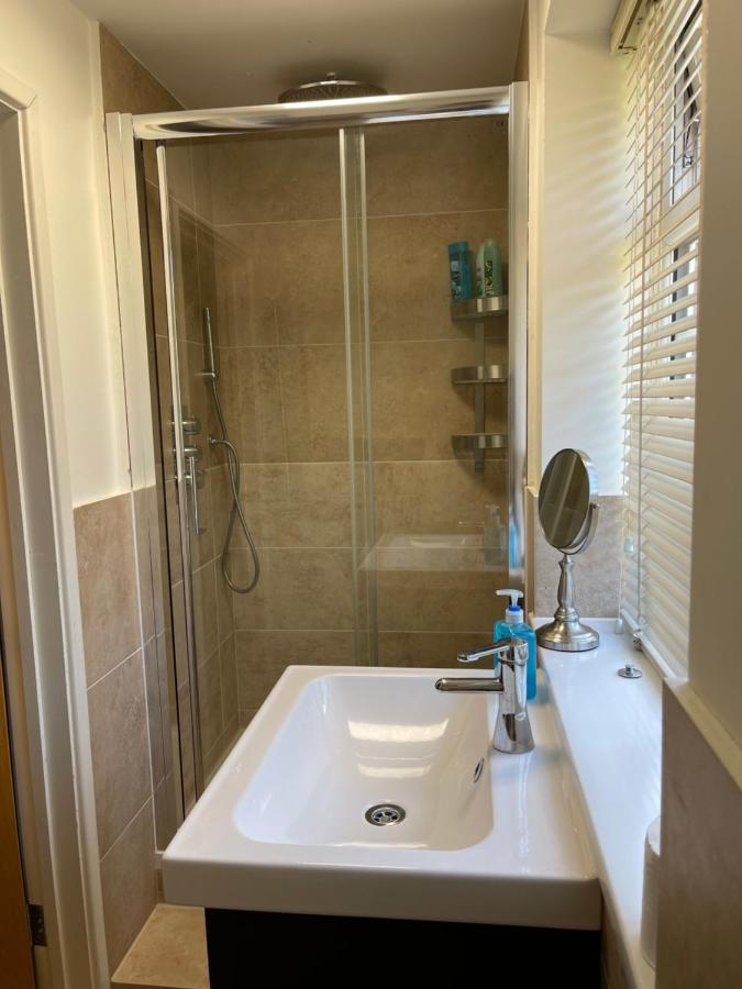 Large Private Room With En-Suite In The House For Professionals Staines-upon-Thames Zewnętrze zdjęcie