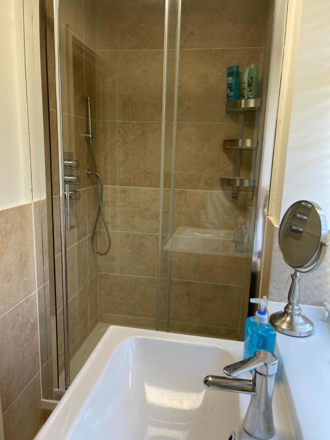 Large Private Room With En-Suite In The House For Professionals Staines-upon-Thames Zewnętrze zdjęcie